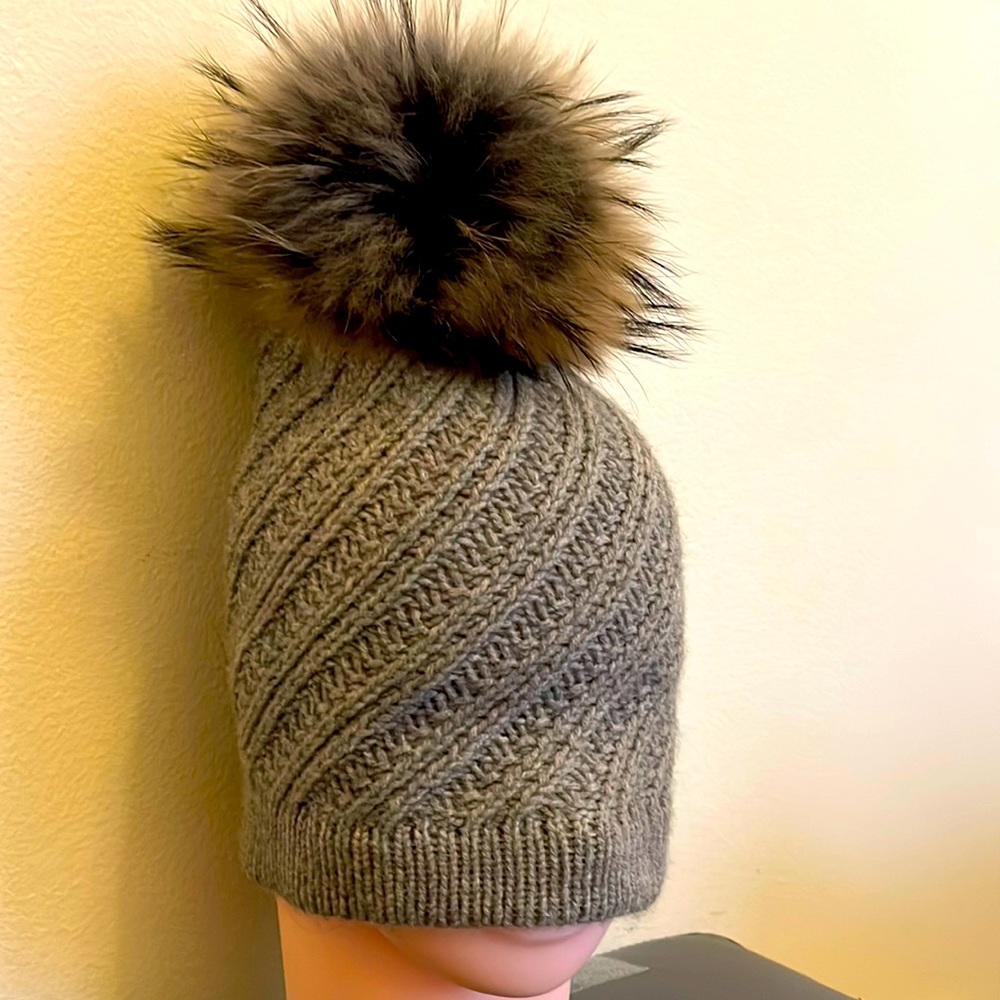 - RAFFAELLO BETTINI
Silver gray cashmere, pompom hat BeBold  get the 🎩 hat! - Picture 3 of 3